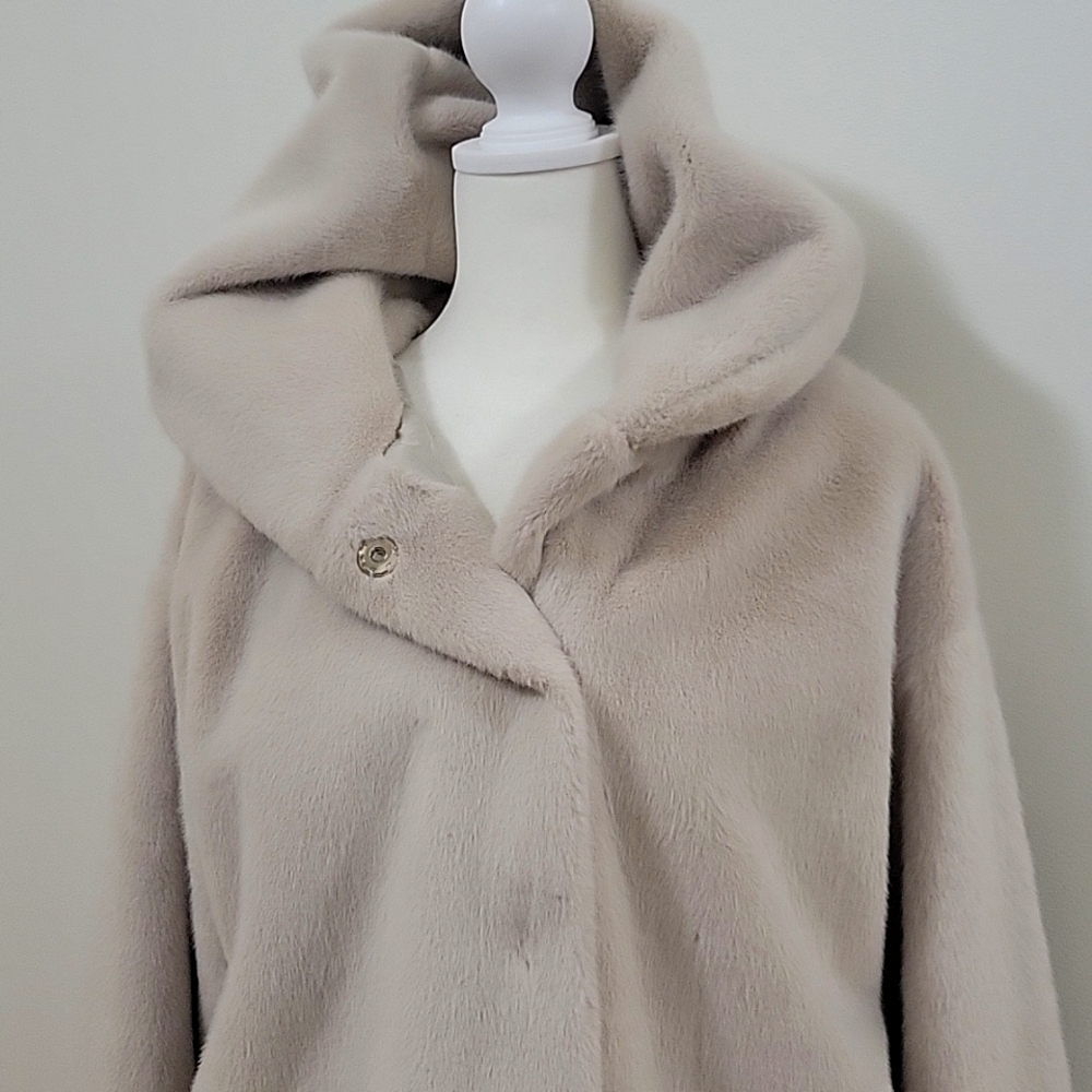 Faux fur short hooded jacket. Size XS. Cream color.